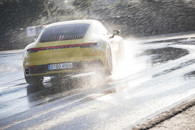 Chế độ lái Wet Mode giờ đây đã trở thành trang bị tiêu chuẩn trên tất cả các phiên bản của Porsche 911 thế hệ mới.