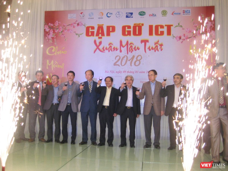 Lãnh đạo các hội, hiệp hội CNTT-TT cùng chúc rượu đầu năm tại chương trình Gặp gỡ ICT Mậu Tuất
