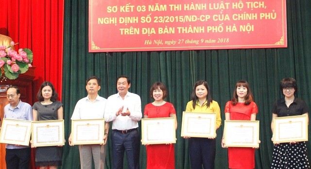 Phó Chủ tịch UBND TP Hà Nội Lê Hồng Sơn trao tặng Bằng khen của Chủ tịch UBND TP Hà Nội cho các tập thể. Ảnh: Thái San

