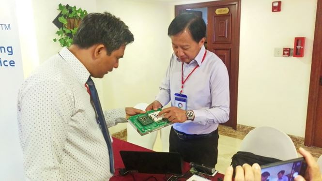 Ông Ngô Võ Kế Thành, Giám đốc Trung tâm R&D (bài trái) cho biết, trung tâm đã nâng cấp, cải tiến nhiều công nghệ được chuyển giao từ nước ngoài thành sản phẩm mang thương hiệu "made in Việt Nam"