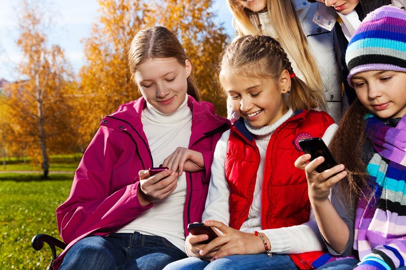 Cần hạn chế thời gian của trẻ em tiếp xúc với màn hình máy tính và điện thoại
