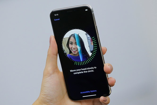 Face ID của Apple không dễ dàng bị đánh bại bởi đầu giả 3D như điện thoại Android. ẢNH: AFP