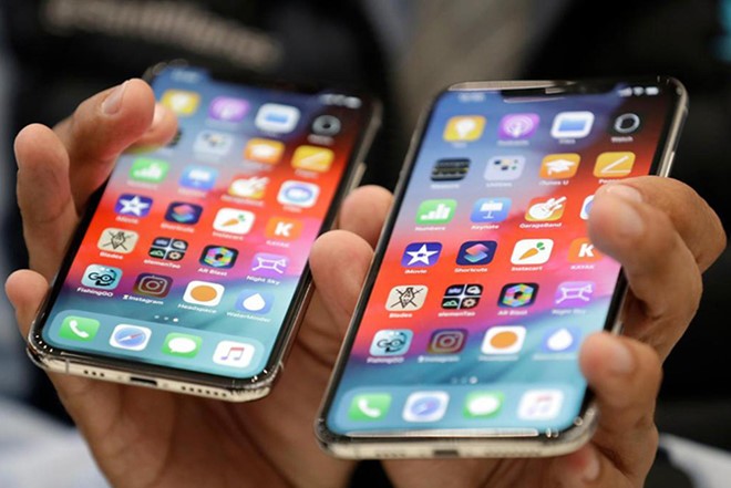 Giá bán smartphone cao cấp đang ngày càng leo thang. ẢNH: AFP