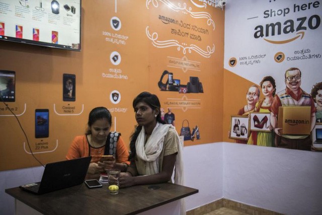Nhân viên của hãng Amazon tại một cửa hàng của hãng này ở Tumakuru, Ấn Độ. Ảnh: New York Times.