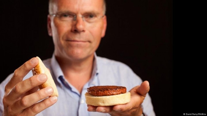 Bánh hamburger đầu tiên được trồng trong phòng thí nghiệm vào năm 2013 tốn hơn 300.000 USD để sản xuất.