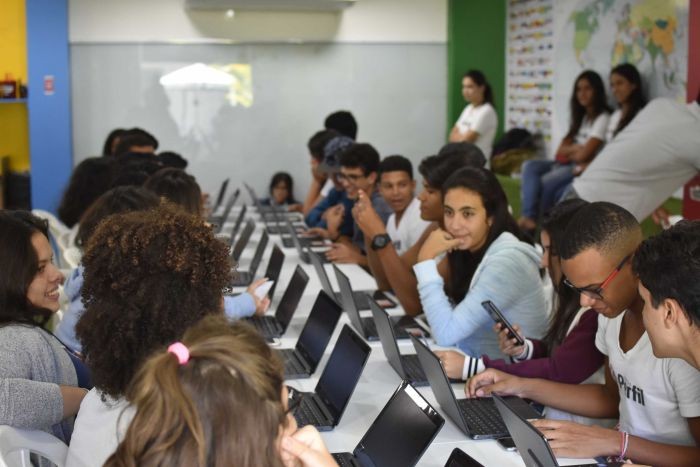 Học sinh Bahia sử dụng máy tính hoặc điện thoại để truy cập ứng dụng Geekie. Ảnh: Geekie