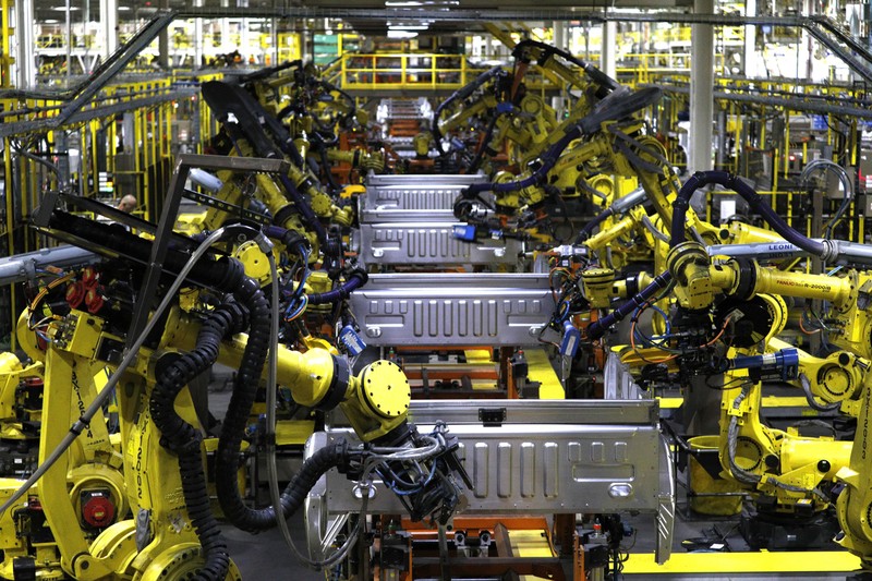 Nhiều công ty trong các ngành công nghiệp ở Bắc Mỹ đang đẩy mạnh triển khai lao động robot. Ảnh: US News.
