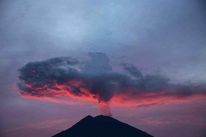 Núi lửa Agung trên đảo Bali của Indonesia phun trào vào tháng 11 năm 2017