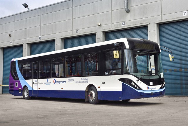 Chiếc xe buýt không người lái của Anh dài 11,5m - Ảnh: Stagecoach Manchester