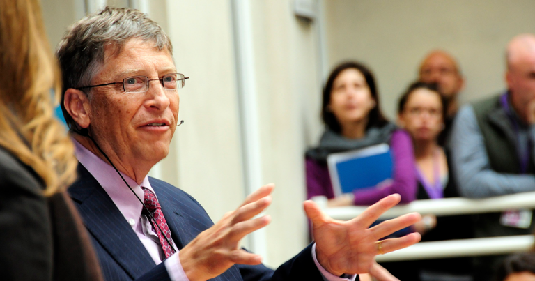 Bill Gates tin AI vừa hứa hẹn lại vừa nguy hiểm, và so sánh nó với vũ khí hạt nhân. Ảnh: Futurism.
