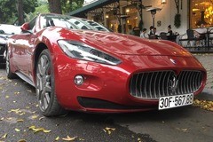 Một chiếc Maserati trên đường phố Hà Nội