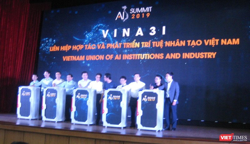 Phó Thủ tướng Vũ Đức Đam cùng các Bộ trưởng Chu Ngọc Anh và Nguyễn Chí Dũng trong phần ra mắt Liên minh các cộng đồng AI ở Việt Nam