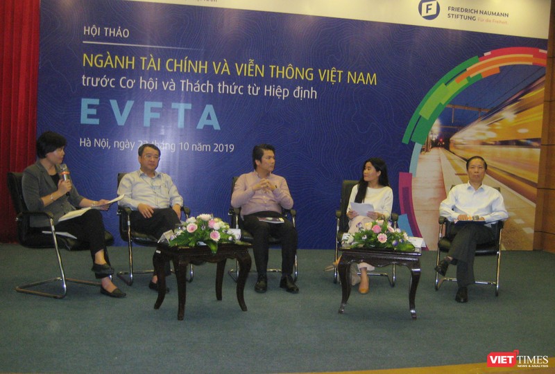 Bà Nguyễn Thị Thu Trang - giám đốc Trung tâm WTO và Hội nhập của VCCI (bên trái) và các khách mời trong phần giao lưu của hội thảo