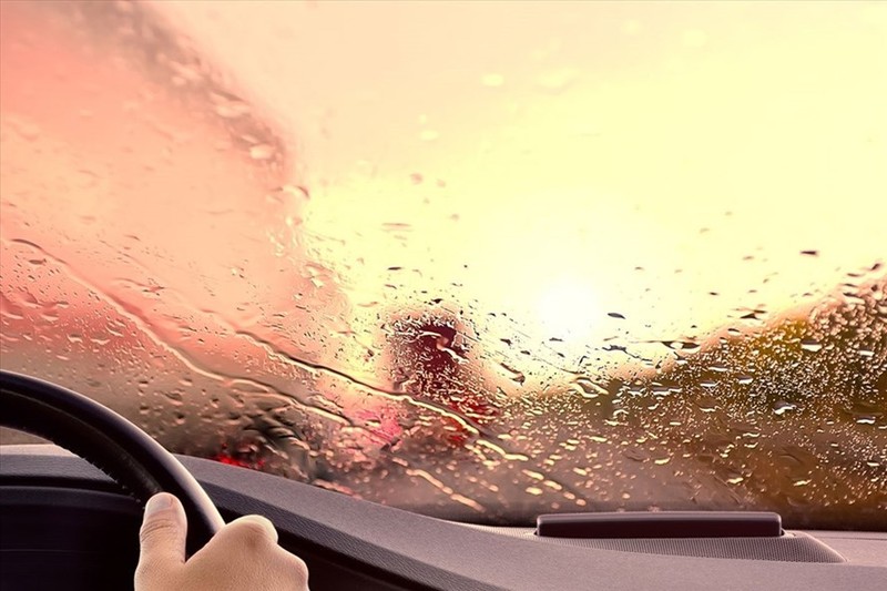 Điều khiển xe trong thời tiết mưa bão luôn rình rập nhiều mối nguy hiểm bất ngờ. Ảnh ST.
