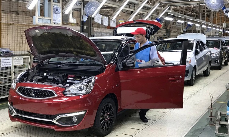 Nhà máy Mitsubishi ở Thái Lan: đồng baht dao động tạo nên những biến động ngược chiều cho nền kinh tế phụ thuộc vào xuất khẩu. Ảnh: Rei Nakafuji