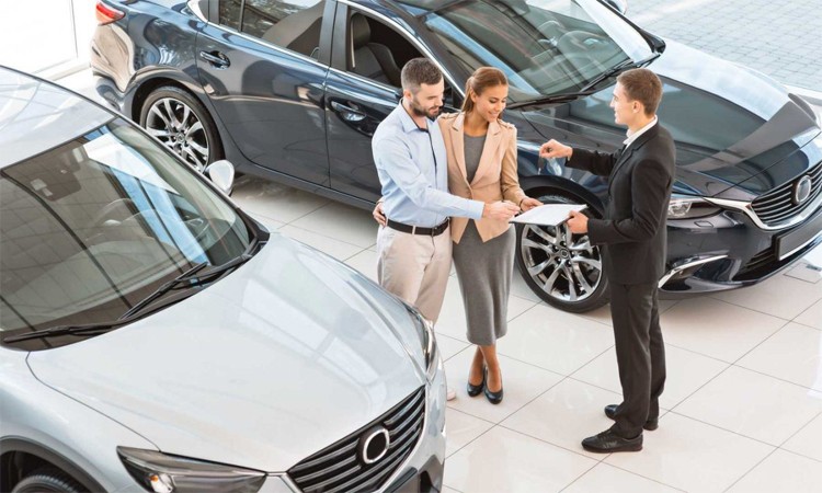 Khách hàng ký hợp đồng mua ôtô mới tại một đại lý ở Mỹ. Ảnh: Motor1