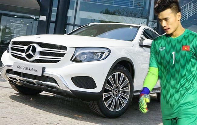 Chiếc Mercedes-Benz GLC mà thủ môn Bùi Tiến Dũng được tặng thuộc phiên bản GLC 250 có giá niêm yết 1,989 tỷ đồng.
