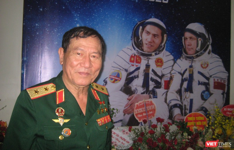 Trung tướng Phạm Tuân bên tấm ảnh lớn chụp kỷ niệm cùng phi công vũ trụ Gorbatko trước chuyến du hành vũ trụ cách đây 40 năm