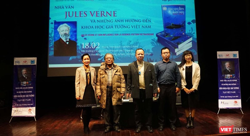 Các diễn giả và khách mời đặc biệt chụp ảnh kỷ niệm tại hội thảo "Nhà văn Jules Verne và những ảnh hưởng đến khoa học giả tưởng tại Việt Nam" tổ chức tháng 2/2022