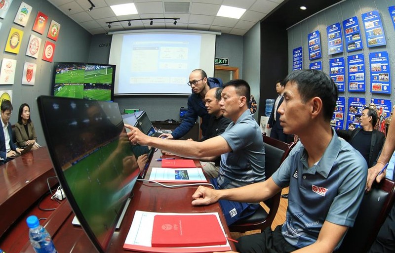 Các trọng tài bóng đá Việt Nam tìm hiểu về công nghệ VAR