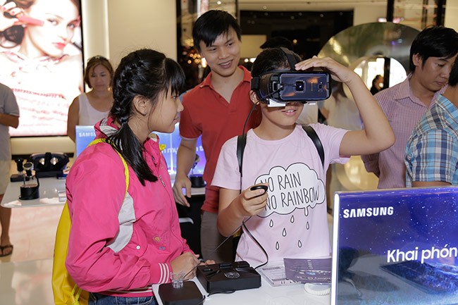 Các bạn trẻ trải nghiệm kính thực tế ảo Gear VR của Samsung