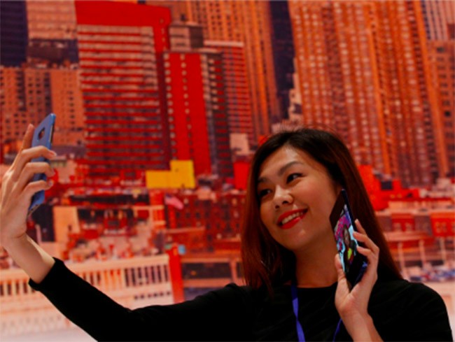 Một phụ nữ đang chụp selfie với chiếc Galaxy Note 8 (ảnh: Business Insider)