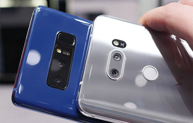 Galaxy Note 8 và LG V30 (ảnh: Phone Arena)