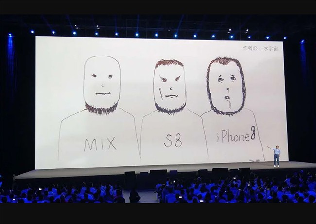 Xiaomi gây cười cho khán giả bằng một bức ảnh vui với hàm ý viền màn hình của Mi MIX 2 còn mỏng hơn Galaxy S8 và iPhone X (ảnh: YouTube)