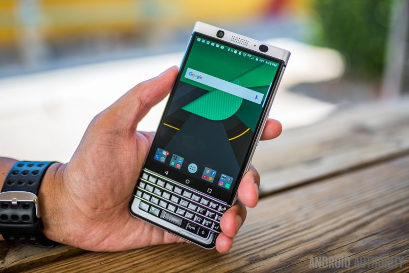 BlackBerry KEYone do TCL Trung Quốc sản xuất (ảnh: Android Authority)