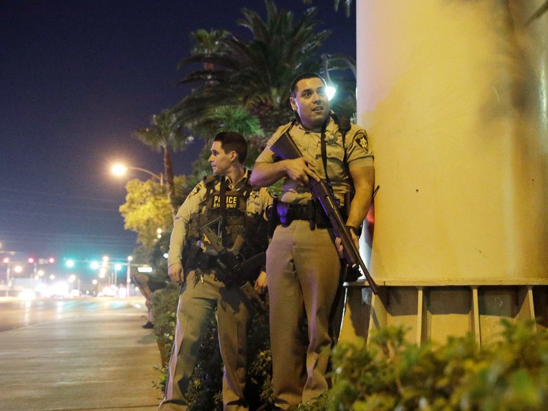 Cảnh sát có vũ trang tiếp cận khu nghỉ dưỡng Mandalay Bay và khu sòng bạc trong vụ xả súng kinh hoàng xảy ra tuần trước ở Las Vegas (ảnh AP) 