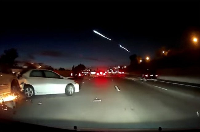 Sự sao lãng do ngắm nhìn tên lửa của SpaceX đã gây ra vụ tai nạn trên đường cao tốc tại California (ảnh: YouTube)