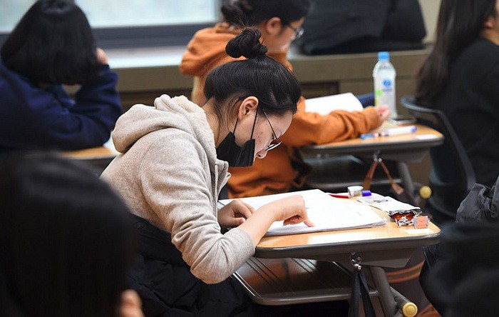 Các học sinh chuẩn bị tham gia kỳ thi Đánh giá khả năng học đại học – kỳ thi chuẩn để vào đại học ở Hàn Quốc. Nguồn: Nature