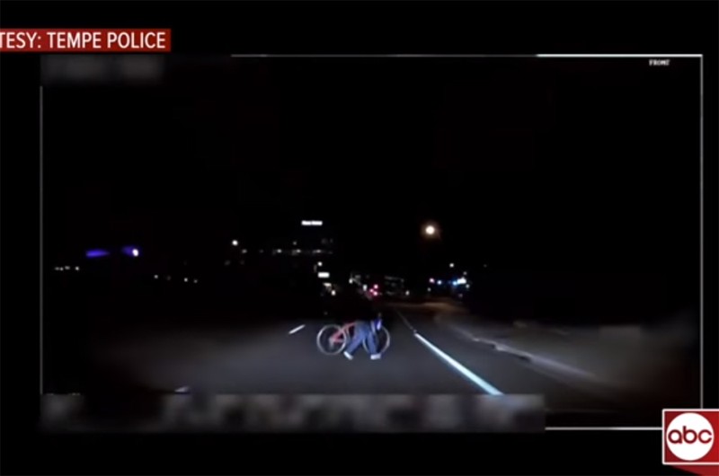 Chiếc xe Uber đã không nhận ra người phụ nữ di chuyển trên đường (ảnh cắt từ clip)