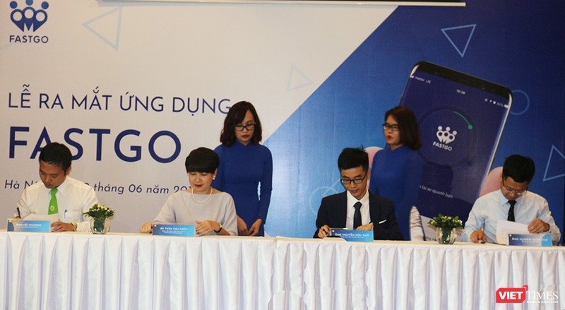 Ông Nguyễn Hữu Tuất, Tổng Giám đốc FastGo (thứ hai từ trái sang) ký thỏa thuận hợp tác với các đối tác PIT, MasterCard và Open99