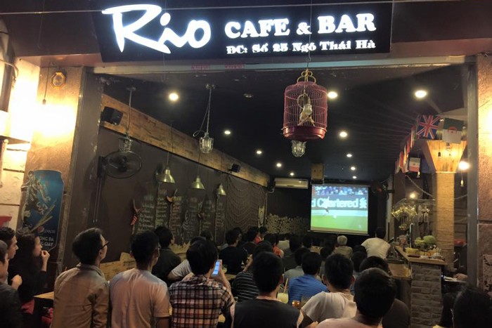 Người hâm mộ tụ tập tại quán cafe để cổ vũ bóng đá (ảnh: gody.vn)