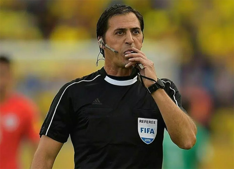 Ông Mauro Vigliano điều khiển trận đấu vòng loại World Cup giữa Peru và Ecuador (ảnh: AFP)