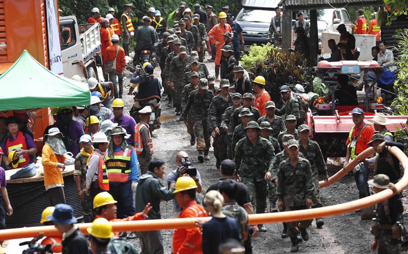 Chiến dịch đưa các thành viên đội bóng Thái Lan ra khỏi hang Tham Luang Nang Nong ở Chiang Rai đang được tiến hành rất khẩn trương (ảnh: express.co.uk)