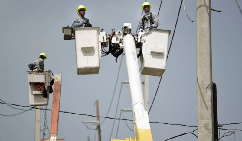 Công nhân thi công đường điện sẽ được gọi là "Line Crew" thay vì "Linemen" (ảnh: AP)