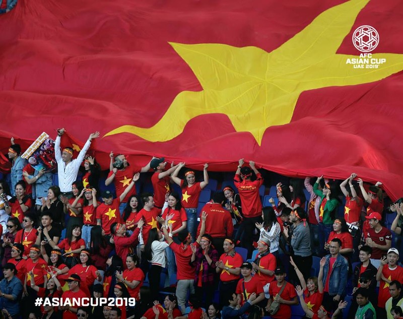 Cổ động viên Việt Nam ngất ngây với chiến tích lọt vào vòng 1/8 Asian Cup của đội tuyển Việt Nam (ảnh: Fox Sport)