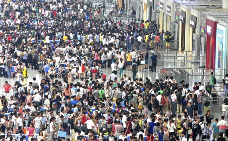 Hàng triệu người Trung Quốc bị cấm di chuyển bằng máy bay và tàu cao tốc sau khi bị đưa vào danh sách đen (ảnh: SCMP)