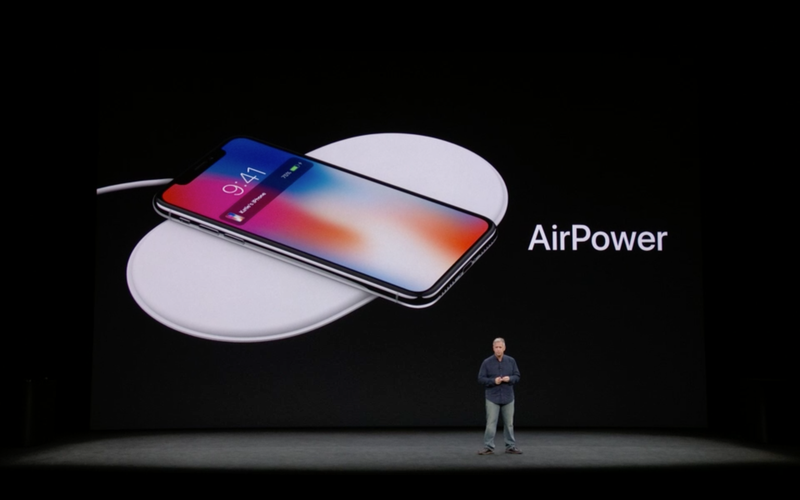 Ông Tim Cook giới thiệu sạc không dây AirPower tại sự kiện ra mắt iPhone X (ảnh: Business Insider)
