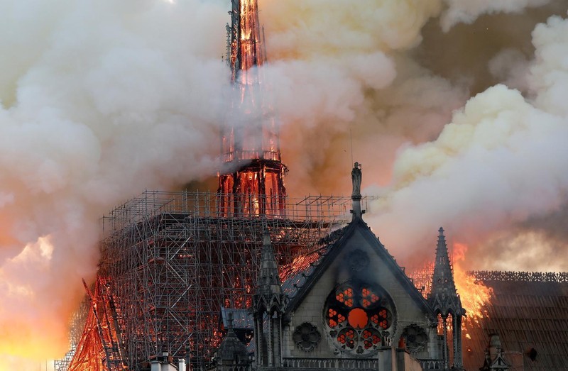 Nhà thờ Đức Bà Paris đã bốc cháy vào đêm 15/4. Đây là một công trình kiến trúc nổi tiếng đã tồn tại 800 năm, một biểu tượng của thủ đô Paris, Pháp (ảnh: Reuters)