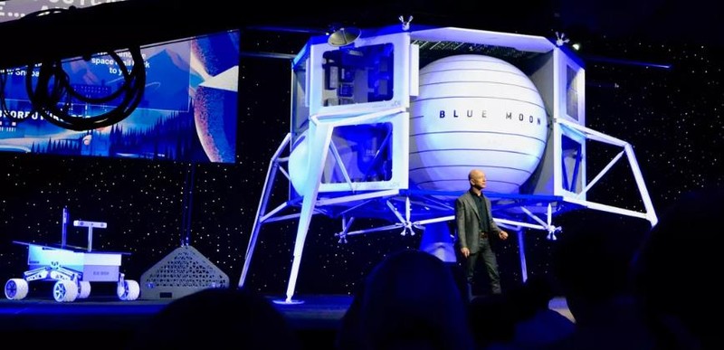 Tỷ phú Jeff Bezos bên cạnh tàu đổ bộ "Mặt trăng xanh" (ảnh CNET)