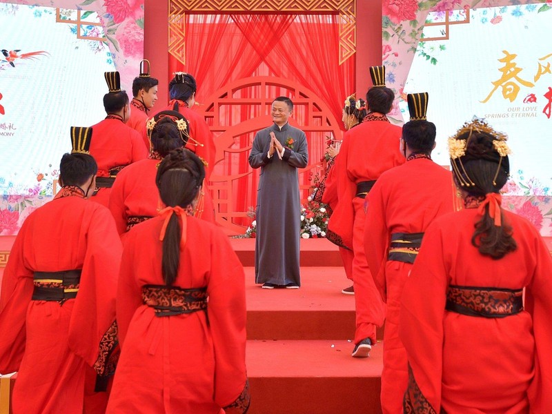 Tỷ phú Jack Ma chúc phúc các nhân viên trong đám cưới tập thể (ảnh Reuters)