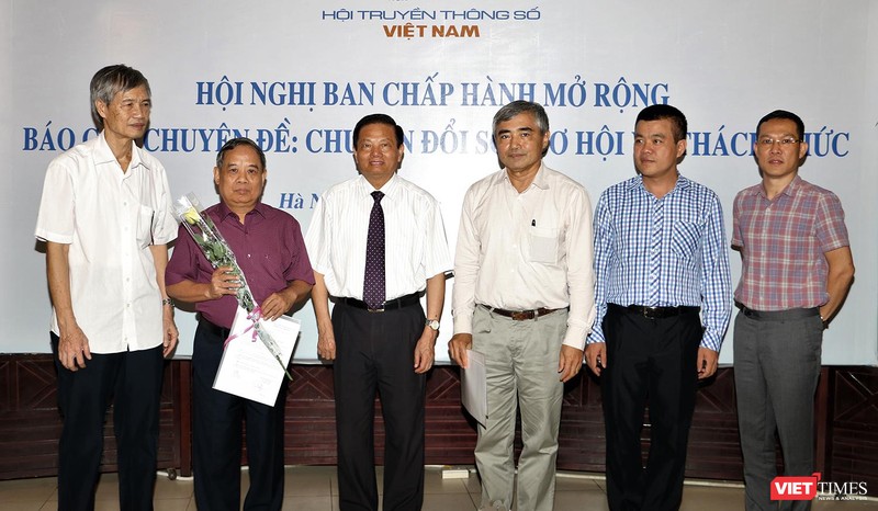 Ông Nguyễn Minh Hồng - Chủ tịch Hội Truyền thông Số Việt Nam (VDCA) và ông Lê Doãn Hợp - Chủ tịch Danh dự VDCA trao chứng nhận cho Hội viên mới