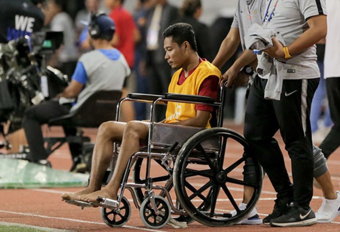 Evan Dimas bị chấn thương và sau trận đấu phải ngồi xe lăn (ảnh: bongdaplus)