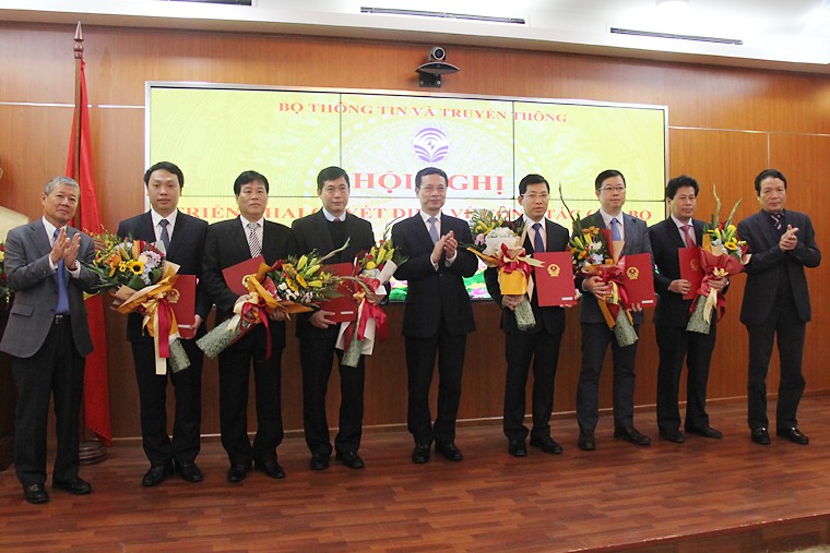 Bộ trưởng Nguyễn Mạnh Hùng trao quyết định cho các đồng chí được luân chuyển sang vị trí mới (ảnh: Bộ TT&TT)