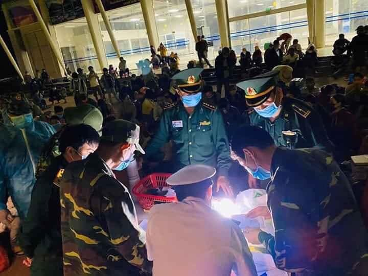3000 bộ đồ bảo hộ y tế đã được chuyển đến cho các cán bộ y tế, công an cửa khẩu và bộ đội biên phòng tại Hà Tĩnh, Nghệ An