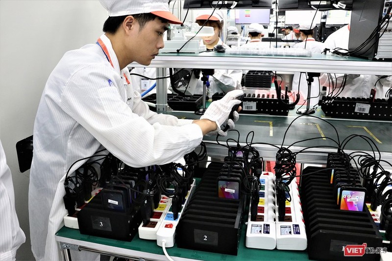 Công nhân kiểm định chất lượng tại nhà máy sản xuất điện thoại Vsmart
