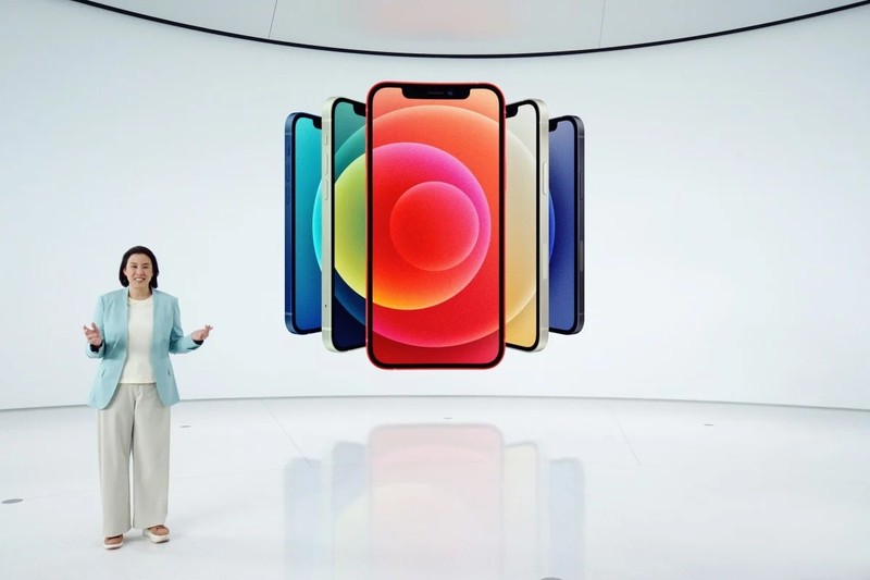 Bà Kaiann Drance, Phó Chủ tịch tiếp thị sản phẩm iPhone của Apple, tiết lộ iPhone 12 hoàn toàn mới trong một sự kiện đặc biệt tại Apple Park ở Cupertino, California vào ngày 13 tháng 10 (ảnh: Handout)